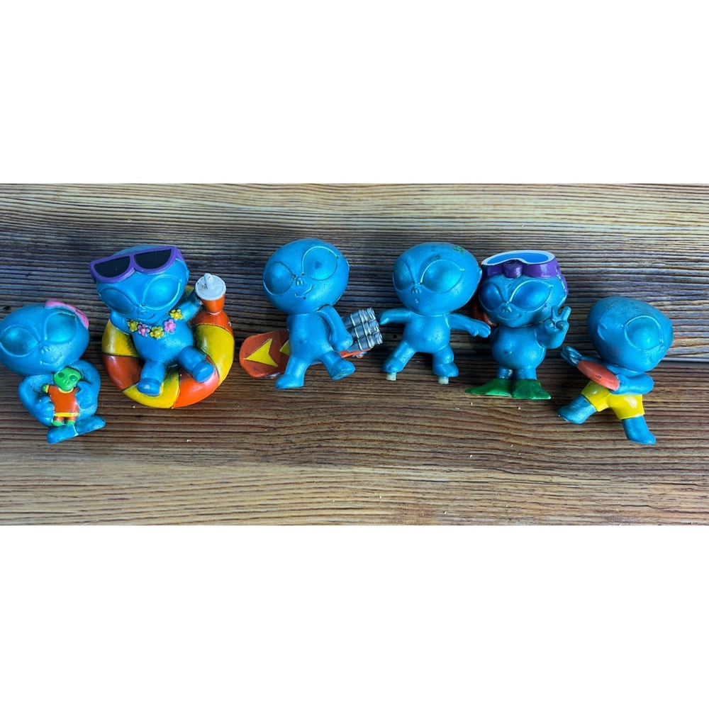 Vintage 1997 Fame Master Blue Alien Q PVC Figures Lot of 6 Beach Set 90s Toys